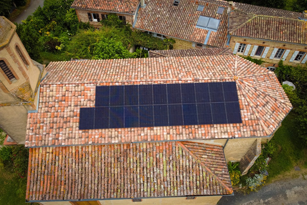 Installation photovoltaïque citoyenne sur la toiture de l\'église Saint Loup de Punugnères à Teulat dans le Tarn